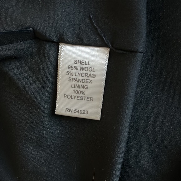 Banana Republic black lined stretch skirt, size 2, side zipper, slit in back - Picture 9 of 10